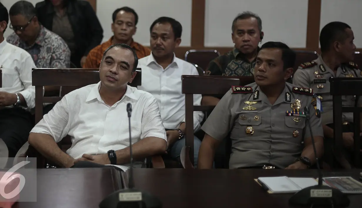 Bupati Tangerang, Ahmed Zaki Iskandar (kiri) menghadiri panggilan Ombudsman Republik Indonesia (ORI) di Jakarta, Jumat (20/5). Pemanggilan tersebut terkait dengan upaya penggusuran paksa Kampung Nelayan Dadap, Banten. (Liputan6.com/Faizal Fanani)