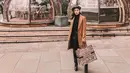 Penampilan Nikita Willy saat mengenakan busana serba hitam ini dipadukan dengan jaket berwarna coklat. Meski begitu, ia pun tetap tampil stylish dan memesona (Liputan6.com/IG/@nikitawillyofficial94)