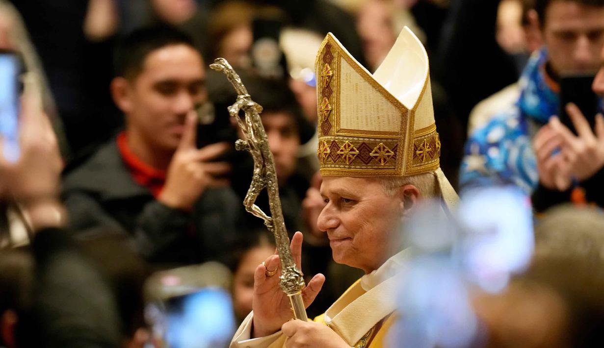 Perayaan Natal itu diawali dengan Misa Tengah Malam di Basilika Santo Petrus, Vatikan pada Rabu (24/12/2025). Tampak dalam foto, Paus Leo XIV memberkati saat tiba untuk merayakan Misa Malam Natal di Basilika Santo Petrus, Vatikan, Rabu 24 Desember 2025. (AP Photo/Gregorio Borgia)
