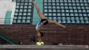 Aksi Amartiani saat dipantau pelatih pada sesi latihan sebelum menuju SEA Games 2017 di GOR Senam Radin Inten, Jakarta Timur, Rabu (09/8/2017).  SEA Games 2017 dimulai 19-30 Agustus 2017 di Malaysia. (Bola.com/Nicklas Hanoatubun)