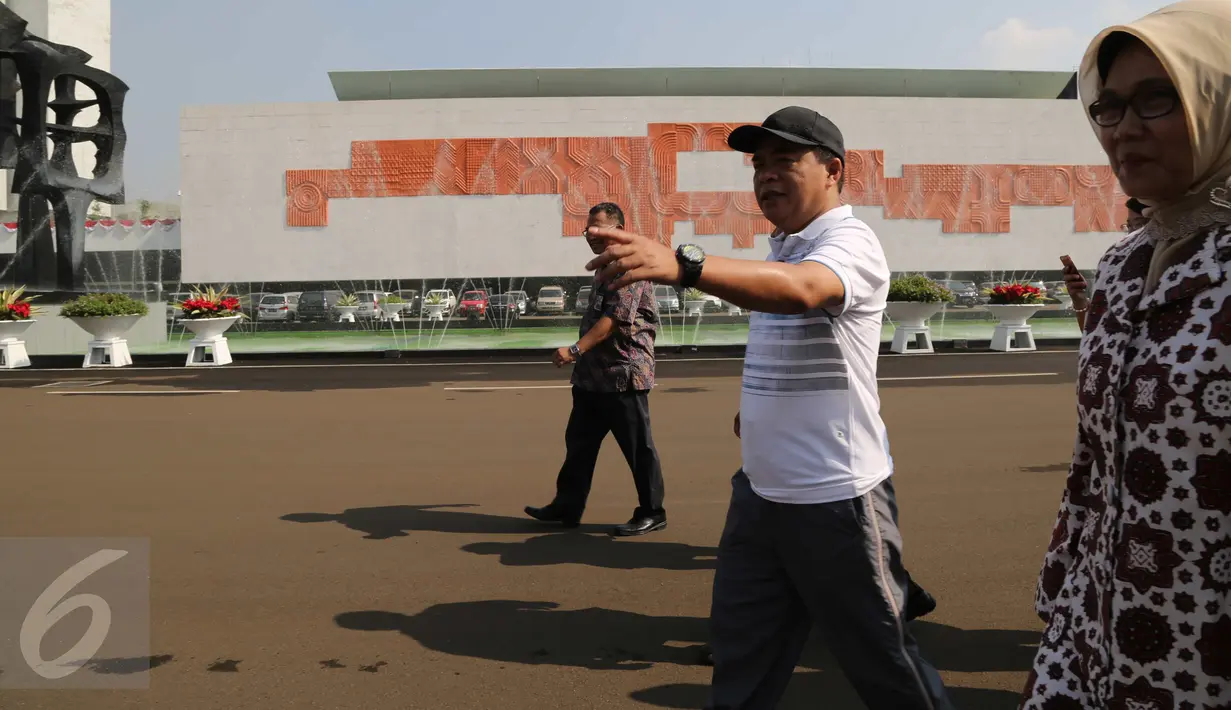 Ketua DPR RI Ade Komarudin didampingi Sekjen DPR Winantuningtyastiti melakukan sidak di Gedung Nusantara, komplek Parlemen, Jakarta, Jumat (12/8). Sidak dilakukan dalam rangka persiapan Pidato Kenegaraan pada 16 Agustus 2016. (Liputan6.com/Angga Yuniar)