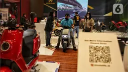 Pengunjung melihat koleksi sepeda motor yang dipamerkan dalam Indonesia International Motor Show (IIMS) 2023 di Jiexpo Kemayoran, Jakarta, Minggu (19/2/2023). Selain mobil, IIMS 2023 yang berlangsung hingga 26 Februari mengangkat tema "Bringing Opportunity for Otomotive Society Together" (BOOST) tersebut menghadirkan sekitar 40 merek produk sepeda motor dengan konsep terbaru. (merdeka.com/Iqbal S. Nugroho)