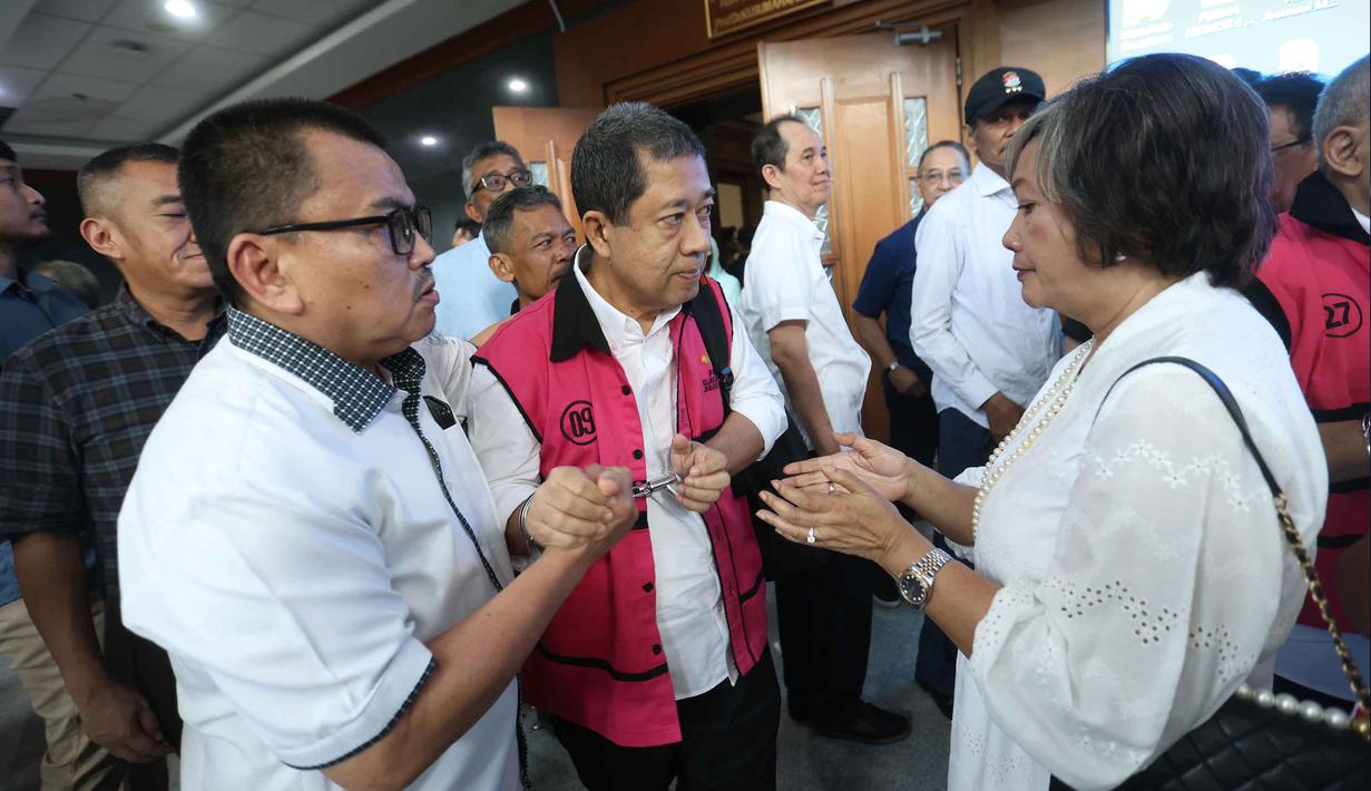 Sebagai informasi, Alfian Nasution merupakan Vice President Supply dan Distribusi Kantor Pusat PT Pertamina (2011–2015) dan mantan Direktur Utama PT Pertamina Patra Niaga (2021–2023). Tampak dalam foto, Vice President Supply dan Distribusi Kantor Pusat PT Pertamina periode 2011-2015, Alfian Nasution usai mengikuti sidang pembacaan putusan di Pengadilan Tindak Pidana Korupsi (Tipikor) Jakarta, Selasa (12/5/2026). (Kapanlagi.com/Budy Susanto)