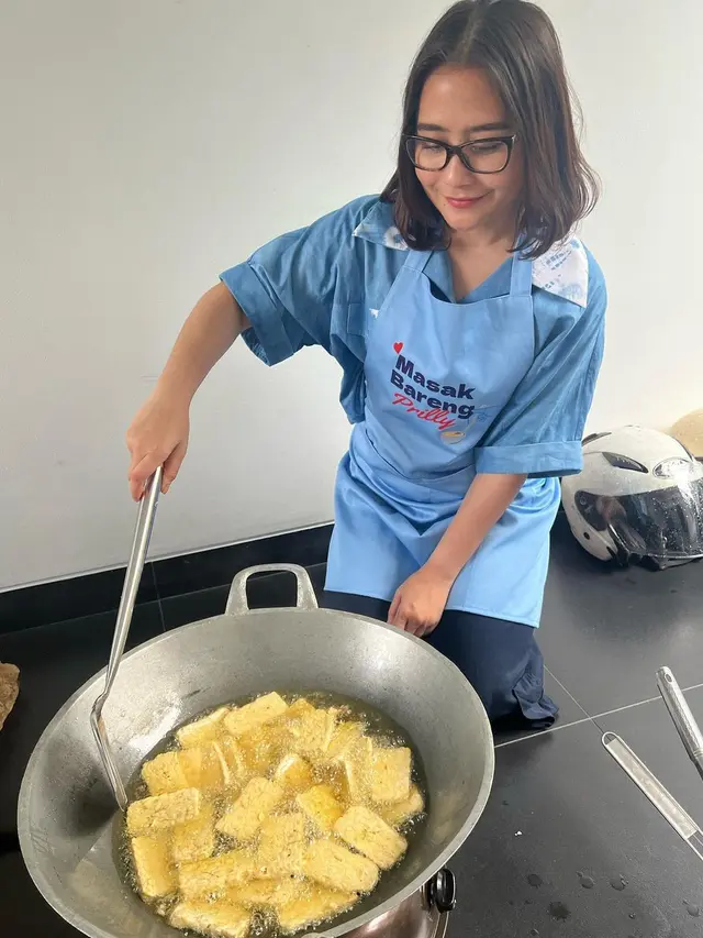 Prilly Latuconsina masak untuk anak yatim (Instagram/prillylatuconsina96)