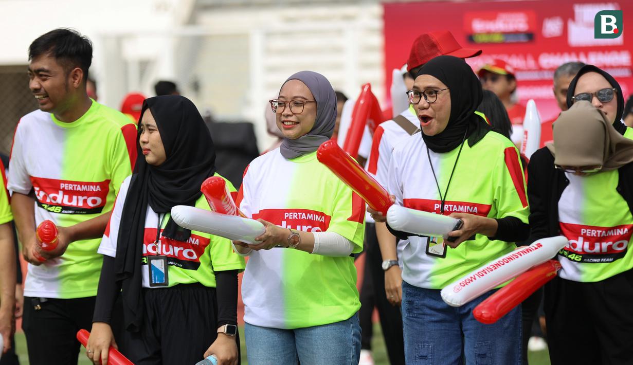 Para suporter yang turut hadir dalam acara football challenge Pembalap Pertamina Enduro di Stadion Madya, Senayan, Jakarta pada Jumat, (24/1/2025).  (Bola.com/Abdul Aziz)
