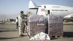 Petugas bersiap memasukkan boks berisi makanan dan suplai medis ke dalam pesawat di Bandara Internasional Mehrabad di Teheran, 5 Agustus 2020. Iran sudah mulai mengirimkan makanan, obat-obatan dan peralatan medis ke Lebanon pascaledakan yang mengguncang pelabuhan di Beirut. (Xinhua/Ahmad Halabisaz)