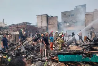 Kebakaran melanda permukiman di Jalan Kampung Muka RT 9 RW 4, Kelurahan Ancol, Kecamatan Pademangan, Jakarta Utara, Minggu (27/9/2026) pagi. (Foto: Antara)