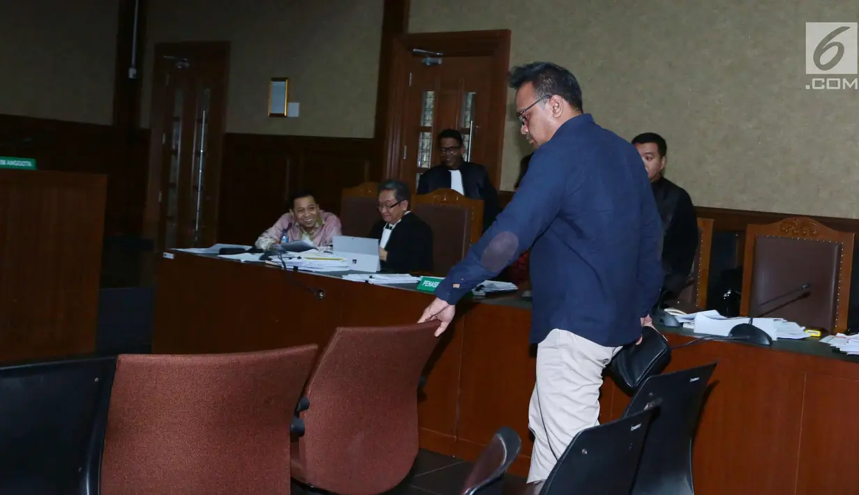 Komisaris PT Murakabi Sejahtera, Irvanto Hendra Pambudi bersiap memberi kesaksian pada sidang dugaan korupsi proyek e-KTP dengan terdakwa, Setya Novanto di Pengadilan Tipikor, Jakarta, Senin (5/3). (Liputan6.com/Helmi Fithriansyah)