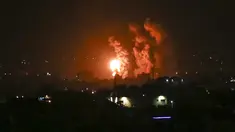 Api dan asap membubung selama serangan udara Israel di Jalur Gaza tengah (21/4/2022). Jet Israel menyerang Gaza dini hari 21 April, beberapa jam setelah gerilyawan di daerah kantong Palestina menembakkan roket ke negara Yahudi itu. (AFP/BASHAR TALEB)