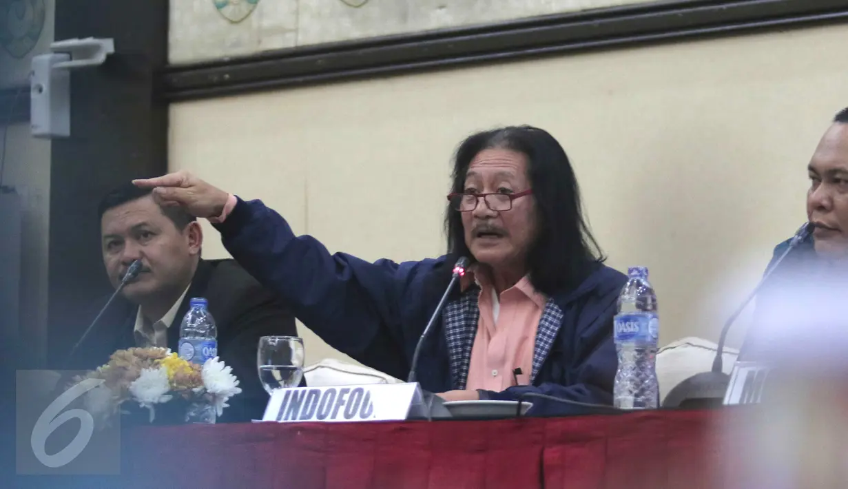 Direktur Indofood, Franciscus Walirang (tengah) saat menjadi pembicara dalam diskusi pangan di Jakarta, Senin (28/12/2015). Diskusi tersebut membahas Kedaulatan Pangan dalam Perspektif Ekonomi Politik Indonesia. (Liputan6.com/Angga Yuniar)
