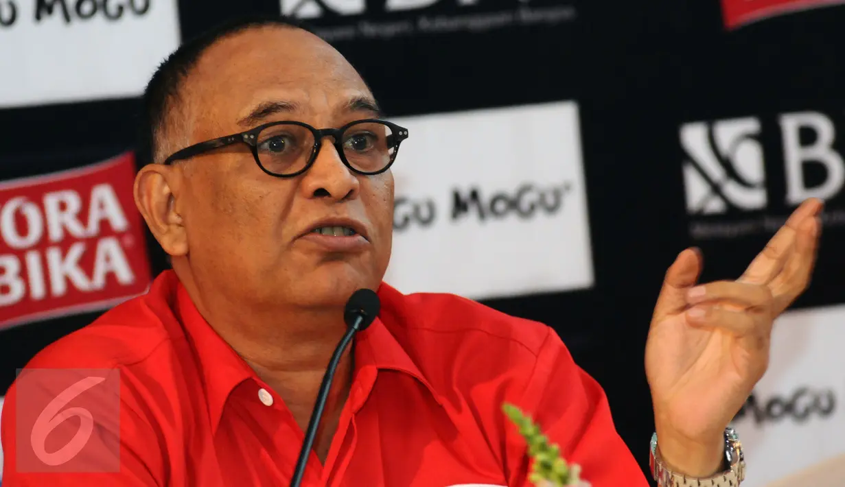 Ketua Pelaksana Piala Jenderal Sudirman, Hasani Abdulgani memberikan keterangan di Jakarta, Senin (4/1/2016). Menurut Hasani, laga final Piala Jenderal Sudirman akan berlangsung 24 Januari 2016 di Stadion GBK Jakarta. (Liputan6.com/Helmi Fithriansyah)