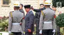 Kedatangan Prabowo Subianto disambut langsung Kapolri Jenderal Pol Listyo Sigit Prabowo. (Liputan6.com/Herman Zakharia)