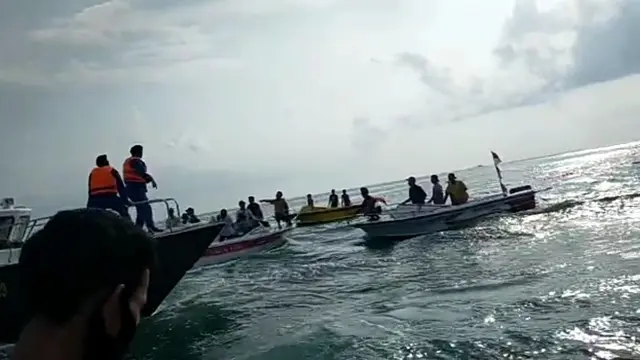 Kapal Polair Di Kepung Speed Boat Di Pantai Carita. (Minggu, 16/05/2021). (Potongan Layar Video).