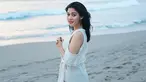Saat sedang berlibur di pantai, Adik dari Nana Mirdad memilih menggunakan dress out of shoulder. Dengan dress dengan bahu terbuka, membuat penampilan dara cantik satu ini semakin anggun. (Liputan6.com/IG/@naymirdad)