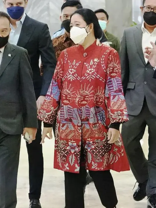 Anak dari Megawati ini juga tampak fresh mengenakan tunik merah dengan motif odel-odel khas Jakarta,m. Dipadukan dengan celana hitamnya. @puanmaharaniri