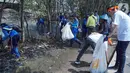 Relawan membersihkan sampah plastik yang mengotori kawasan Pantai Marunda, Jakarta, Rabu (18/12/2019). Kegiatan dalam rangka kampanye bebas sampah plastik mendukung program pemerintah mengurangi penggunaan plastik yang tercatat secara nasional sebesar 175.000 ton per hari. (Liputan6.com/HO/Eko)
