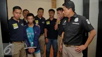 Petugas menangkap narapidana kasus pemerkosaan terhadap bocah AAP (12), yakni Rizal alias Anwar bin Kiman (26) di hutan kawasan Jasinga, Bogor, Jawa Barat usai kabur dari Rutan Salemba, Jakarta, Kamis (14/7). (Liputan6.com/Gempur M Surya)