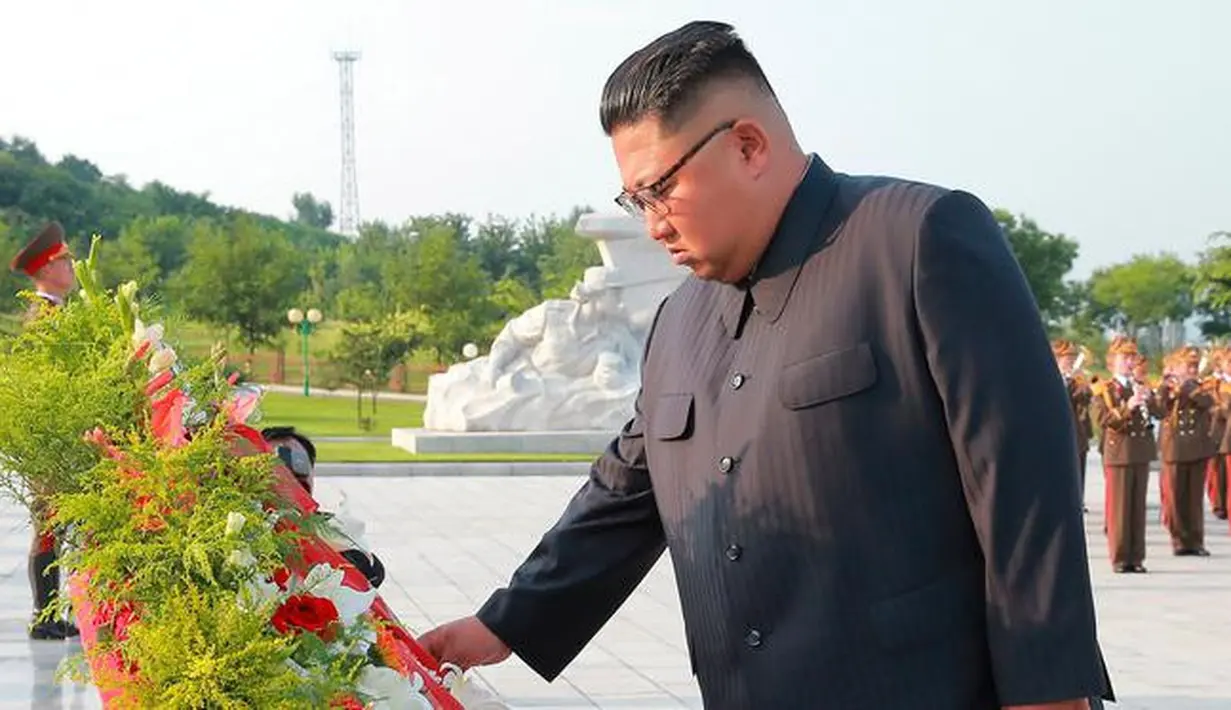 Pemimpin Korea Utara Kim Jong Un saat mengunjungi pemakaman perang Martyrs Cemetery dari Relawan Rakyat China di Kabupaten Hoechang, Provinsi Phyongan Selatan (27/7). (KCNA/via AP Photo)