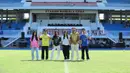 Para model berbaris memperagakan jersey PSIM Yogyakarta untuk mengarungi Liga 2 2024/2025 dalam dalam acara launching skuad dan jersey PSIM Yogyakarta sebelum partai uji coba melawan Deltras FC di Stadion Mandala Krida, Yogyakarta, Sabtu (24/8/2024). (Bola.com/Ana Dewi)