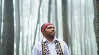 Vlogger asal Papua, Paul Hendri Eria, berbagi arti lagu daerah Apuse. (dok. Instagram @paul_shady/https://www.instagram.com/p/Bq4iRzUhGDk/Dinny Mutiah)