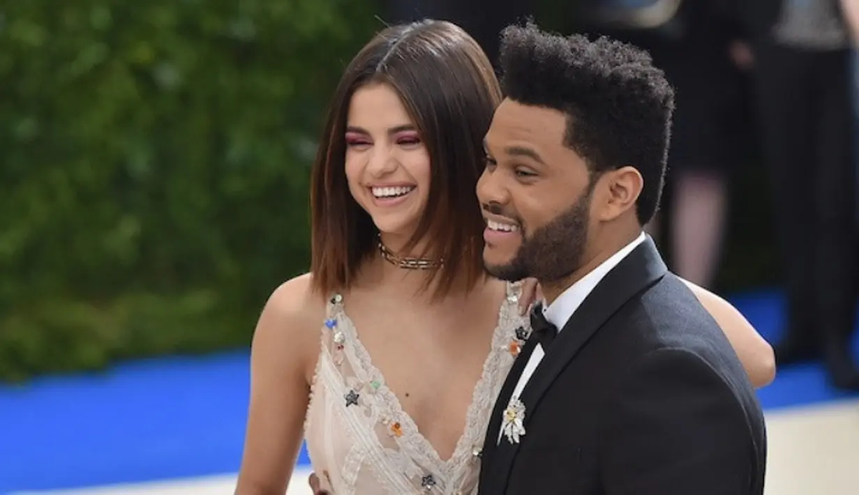"The Weeknd langsung mengatakan ia akan mendonorkan ginjalnya jika cocok. Bahkan Abel pun melakukan tes. Namun ternyata ginjalnya tak cocok," ujar seorang sumber. (Uproxx)