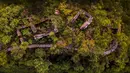 Foto dari udara pada 29 Juni 2020 menunjukkan sisa-sisa peninggalan kompleks desa kuno di Minzhu, sebuah kota di Wilayah Langao, Provinsi Shaanxi, China. Terletak di daerah pegunungan di Gunung Bashan, peninggalan kompleks desa tersebut berasal dari masa Dinasti Ming (1368-1644). (Xinhua/Tao Ming)