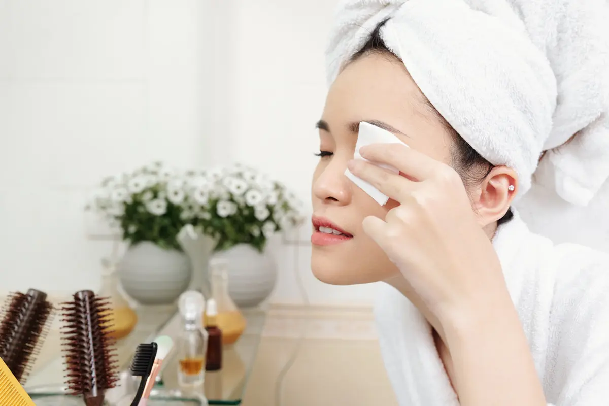 Trik Menghapus Makeup Mata Waterproof yang Tepat, Aman dan Tidak Bikin Iritasi