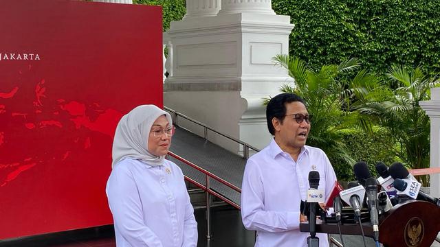 Menteri Desa, Pembangunan Daerah Tertinggal dan Transmigrasi sekaligus Ketua DPW PKB Jatim Abdul Halim Iskandar (kanan) dan Menteri Ketenagakerjaan yang juga Waketum PKB Ida Fauziah (Muhammad Genantan Saputra/Merdeka.com)