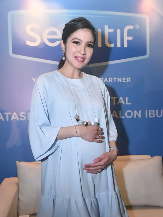 Selain itu, wanita kelahiran Pangkal Pinang 1983 itu mengaku nafsu makannya bertambah banyak. Bahkan, saat sedang melakukan babymoon ke Australia, ia merasakan lapar pada pukul 4 pagi. Rasa lapar itu membangunkan dari tidurnya. (Nurwahyunan/Bintang.com)