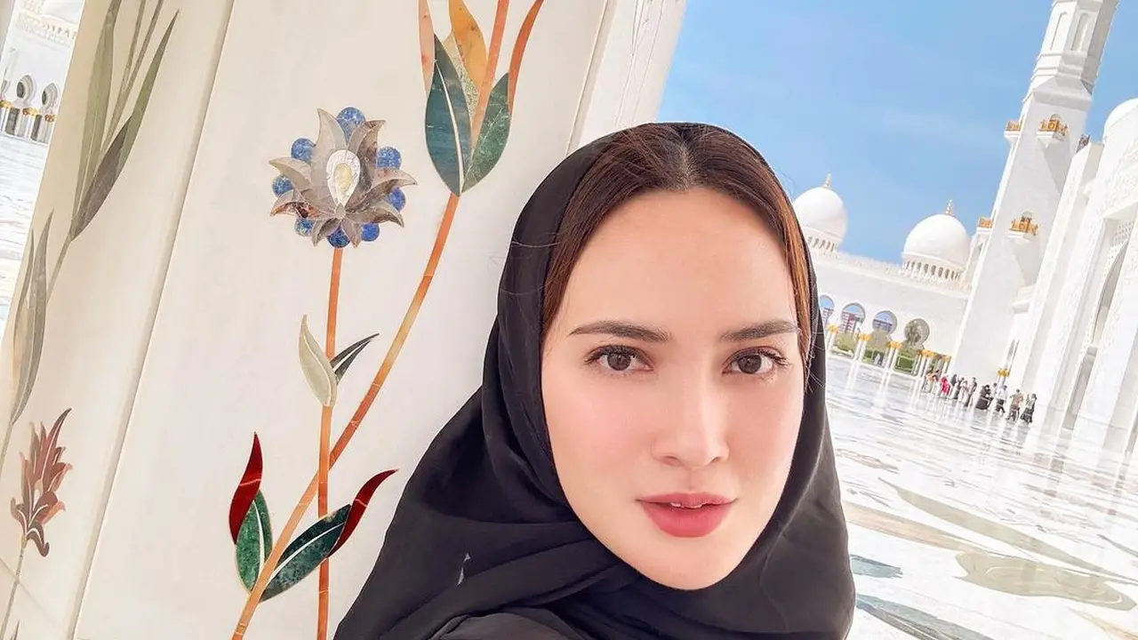 Shandy Aulia ke Masjid Agung Sheikh Zayed Abu Dhabi (Instagram/shandyaulia)