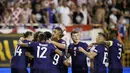 Gelandang Prancis, Adrien Rabiot berselebrasi dengan rekan satu timnya setelah mencetak gol ke gawang Kroasia pada pertandingan UEFA Nations League pertandingan UEFA Nations League di stadion Poljud, di Split, Kroasia, Selasa (7/6/2022). Prancis bermain imbang dengan Kroasia 1-1. (AP Photo/Darko Bandic)
