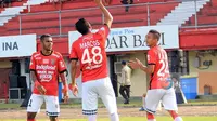 Striker Bali United Marcos Abel Flores Benard merayakan gol ke gawang Bali United dalam lanjutan Liga 1 di Stadion Kapten I Wayan Dipta, Kamis (4/5/2017). Bali United menang 2-0. (http://liga-indonesia.id)
