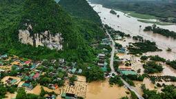 Otoritas setempat mengatakan banjir di Nghe An merusak ratusan rumah, menghancurkan tanaman petani, dan memutus akses daerah terpencil di provinsi tersebut. (Foto oleh AFP)