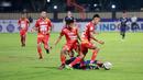 Pemain Bali United, Novri Setiawan dan Rahmat Reski, menghentikan pergerakan pemain Arema FC, Gian Zola, pada laga BRI Liga 1 di Stadion PTIK, Jakarta, Senin (27/3/2023). Arema menang dengan skor 3-1. (Bola.com/M Iqbal Ichsan)