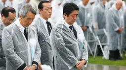 Para warga melakukan aksi mengheningkan cipta pada pukul 8.15 waktu setempat atau tepat ketika bom atom tersebut meluluhlantakkan Hiroshima. (REUTERS/Kyodo)