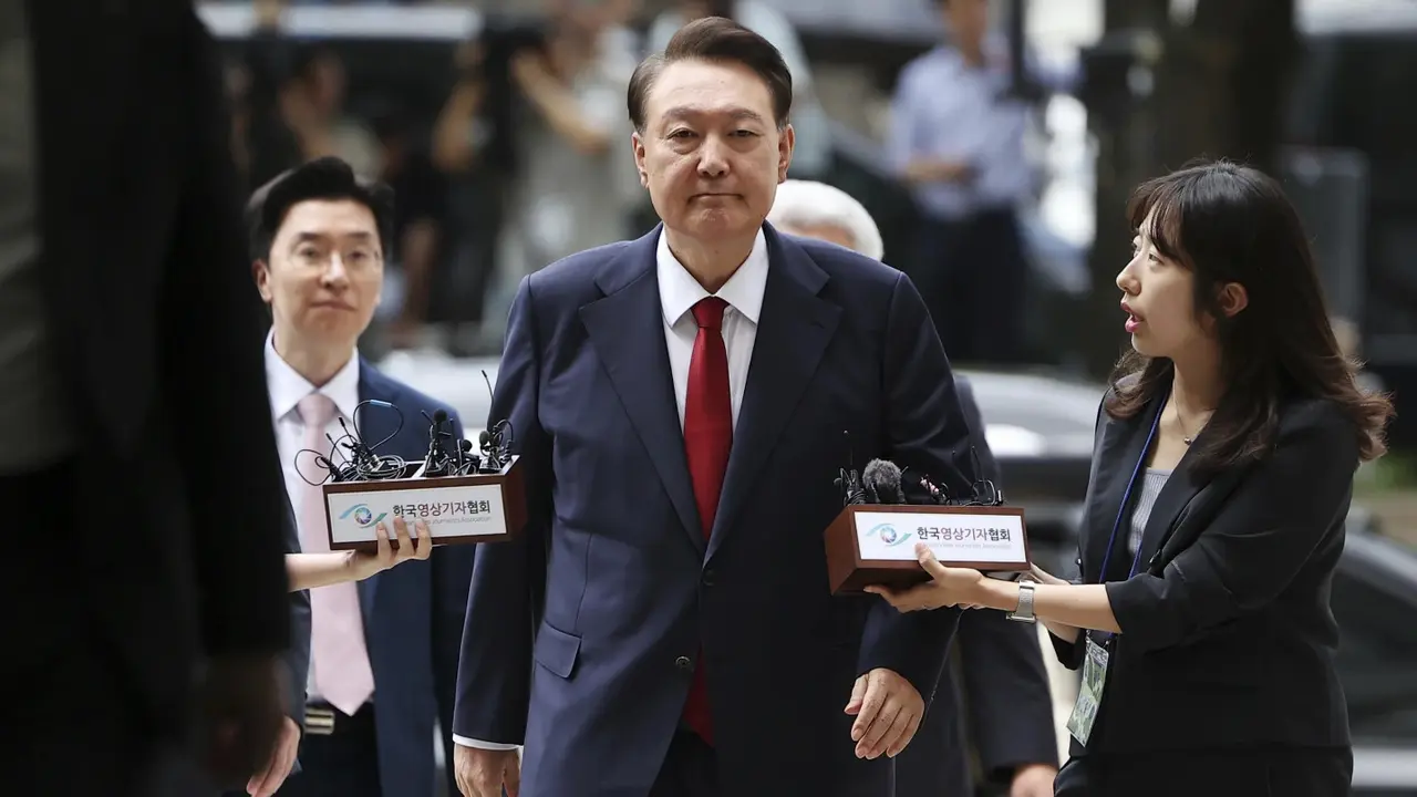 Mantan Presiden Yoon Suk Yeol ke Pengadilan Korea Selatan terkait surat penangkapan terhadapnya yang terbaru, Kamis (9/7/2025). (AP/Pool)
