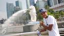 Para penggawa Garuda Muda bersantai sejenak usai melaksanakan ibadah salat Jumat di Masjid Sultan, Bugis, Singapura (5/6/2015). Gaya M Abduh Lestaluhu saat berfoto di Merlion Park, Singapura. (Liputan6.com/Helmi Fithriansyah)
