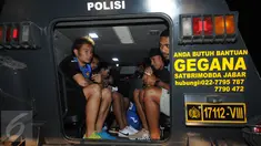 Sejumlah pemain Mitra Kukar berada dalam kendaraan taktis milik Satuan Brimob Polda Jabar usai berlaga melawan Persib di Stadion Si Jalak Harupat, Bandung, Sabtu (10/10/2015). Mitra Kukar kalah 1-3 dari Persib. (Liputan6.com/Helmi Fithriansyah)