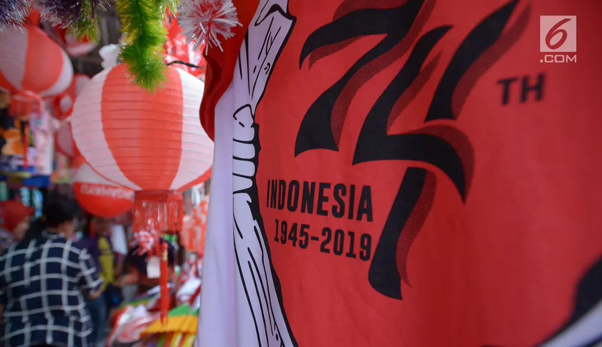 Pedagang bendera Merah Putih di kawasan Pasar Jatinegara, Jakarta, Rabu (14/8/2019). Pedagang musiman memajang beragam jenis aksesoris seperti bendera merah putih, umbul-umbul dan lambang Garuda untuk perayaan HUT ke-74 RI pada 17 Agustus 2019 mendatang. (merdeka.com/imam buhori)