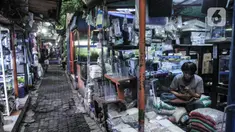 Pedagang bermain samrtphone saat menunggu pembeli di kios Pasar Ikan Hias Sumenep, Jakarta, Minggu (14/11/2021).  KKP meminta para pedagang hewan peliharaan yang selama ini berjualan di sosial media seperti Facebok dan Instagram untuk beralih ke platform lain. (merdeka.com/Iqbal S. Nugroho)