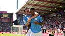 Pemain Manchester City, Raheem Sterling dan Bernardo Silva merayakan gol ke gawang Bournemouth pada laga Premier League 2019 di Stadion Vitality, Minggu (25/8). Manchester City menang 3-1 atas Bournemouth. (AFP/Glyn Kirk)