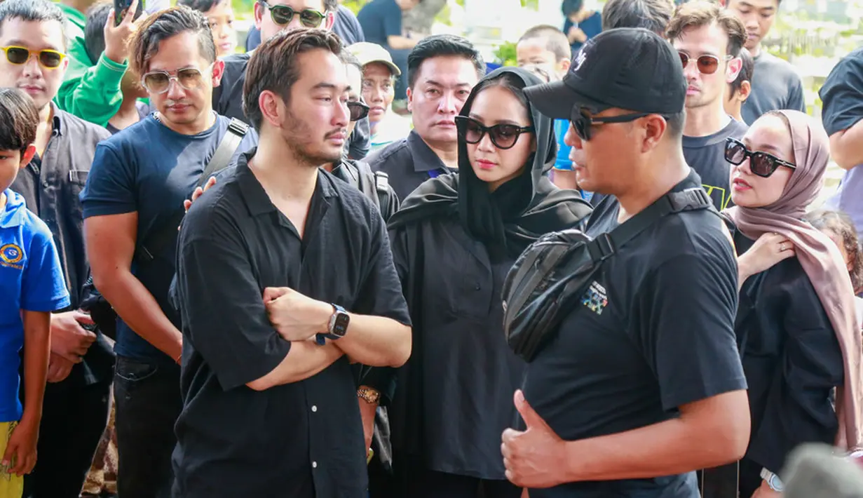 “Abis ini shalat yang rajin. Sudah makan belum? Harus makan, yuk makan,” kata Nagita kepada suami Syahnaz Sahdiqah ini. [Foto: KapanLagi.com®/Muhammad Akrom Sukarya]