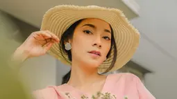 Selain gaunnya yang mencuri perhatian, penambahan aksesoris seperti anting-anting dan topi pun juga menjadi sorotan. Kedua hal tersebut membuat penampilan Dinda terlihat makin flawless. (Liputan6.com/IG/dindakirana.s)