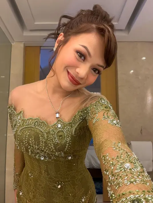 Amel Carla tak kalah menawan dengan kebaya modifikasi yang memamerkan area bahu. Terlihat modern dengan kain tenun dan updo kekinian. [@amelcarla].