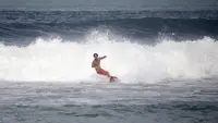 Atlet Timnas Surfing Indonesia, I Made Pajar Ariana, berlatih di Pantai Berawa, Kuta Utara, Selasa (15/9/2026), sebagai bagian dari persiapan menghadapi Asian Games 2026 di Aichi-Nagoya, Jepang. Pajar menjalani latihan untuk beradaptasi dengan berbagai kondisi ombak sebelum bertolak ke Jepang. (Bola.com/Alit Binawan)