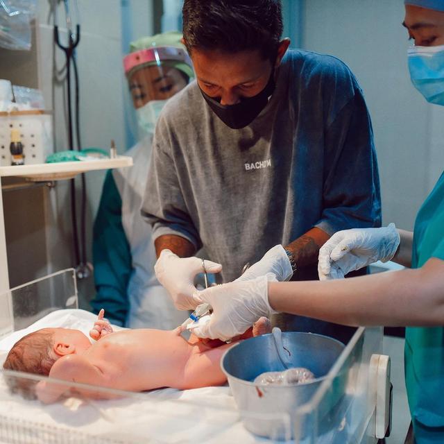 Momen Persalinan Anak Ketiga Jennifer Bachdim. (Sumber: Instagram/jenniferbachdim)