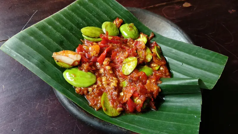 ikan goreng sambal pete