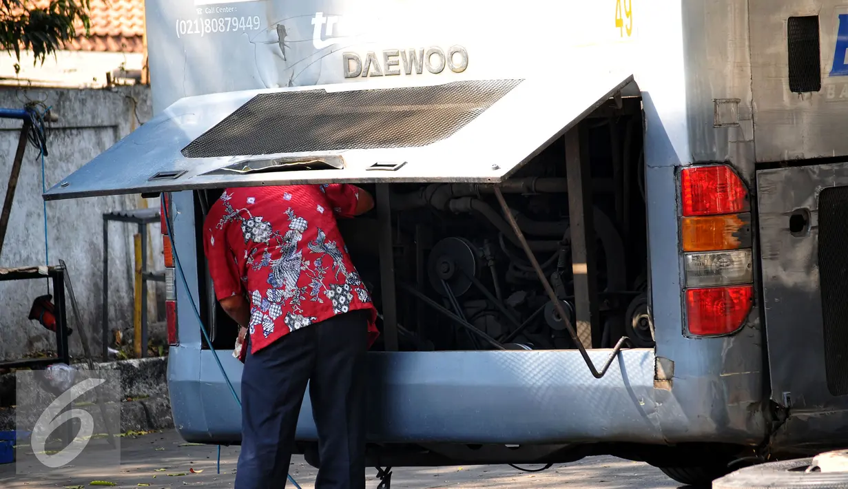 Teknisi memperbaiki salah satu bus Transjakarta yang mengalami kerusakan di koridor 6 Ragunan, Jakarta, Selasa, (30/6/2015). Bus yang melayani koridor tersebut terlihat banyak yang sudah tak layak jalan. (Liputan6.com/Yoppy Renato)