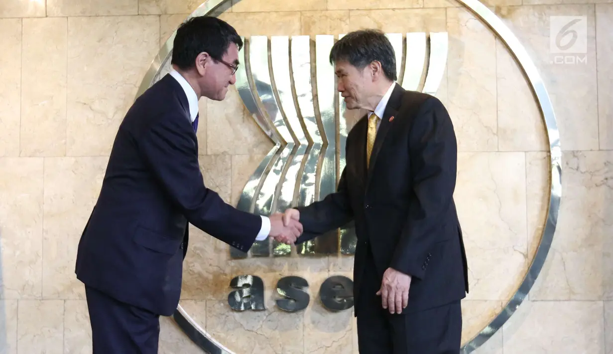 Menteri Luar Negeri Jepang Taro Kono (kiri) berjabat tangan dengan Sekjen ASEAN, Lim Jock Hoi dalam kunjungan ke Gedung Sekretariat ASEAN, Jakarta, Selasa (26/6). Pertemuan menandai hubungan Jepang dan ASEAN yang ke-45. (Liputan6.com/Angga Yuniar)