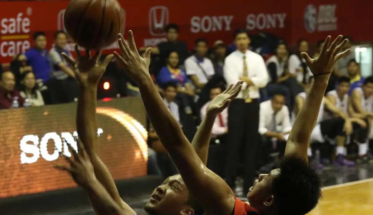 Pemain Satria Muda Britama dan pemain Aspac berebut bola dalam lanjutan pertandingan basket NBL Championship Series di Hall Basket Gelora Bung Karno, Senayan, Jakarta. Senin (4/5). (bola.com/Arief Bagus)